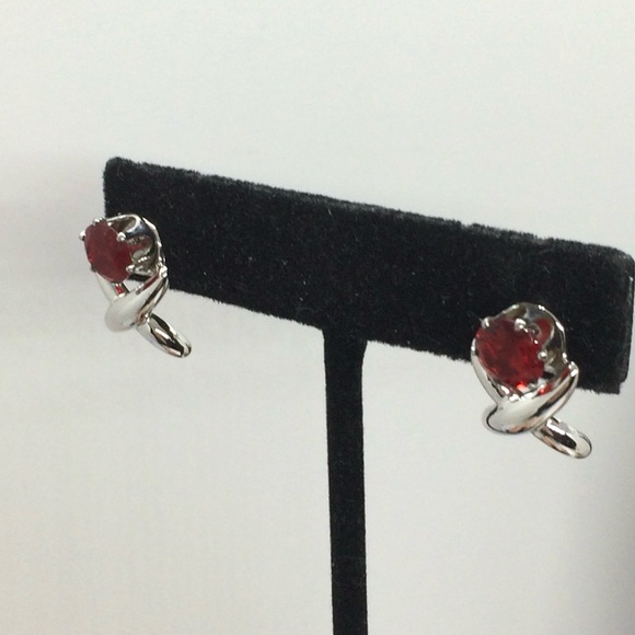 3/$30 VINTAGE NOLAN MILLER RED RHINESTONE SILVER TONE XOXO EAR JACKET EARRINGS - Picture 5 of 17